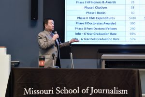 A photo of President Choi visiting the Missouri School of Journalism.