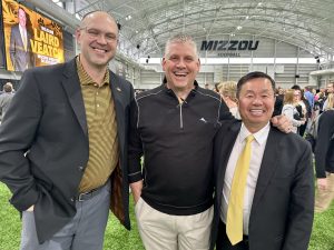 Anderson (center) with Mizzou Alumni Association Executive Director Todd McCubbin and President Choi in April. 