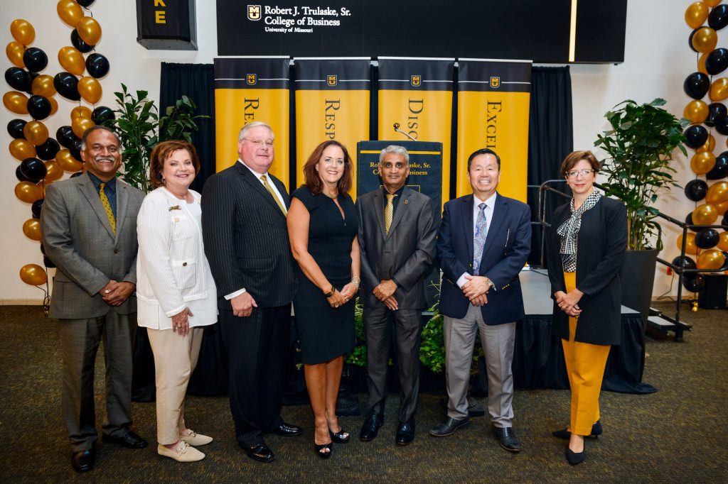 (from left to right): Associate Dean for Partnerships and Engagement Vairam Arunachalam, UM Board of Curators Chair Robin Wenneker, Paul Vogel, Lynn Ann Vogel, Dean Balaji Rajagopalan, President Choi, Interim Vice Chancellor for Advancement Chris Smith 